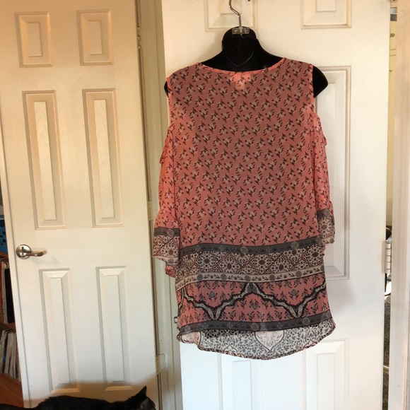 Beautiful Cold Shoulder Top Sz 1X - Picture 6 of 10